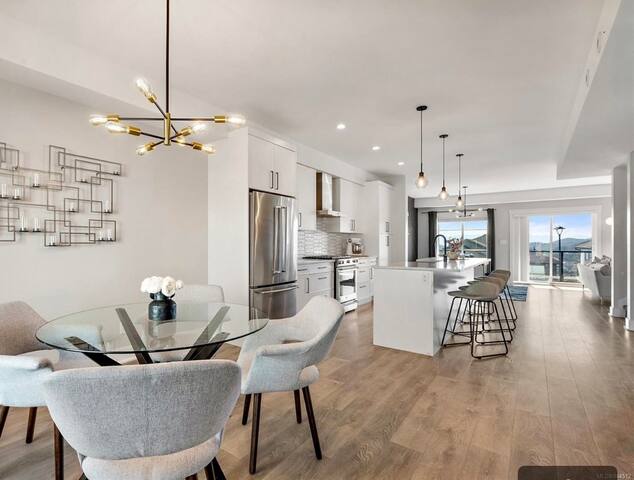 Beautiful home with mountain, ocean & lake views! gallery image 5