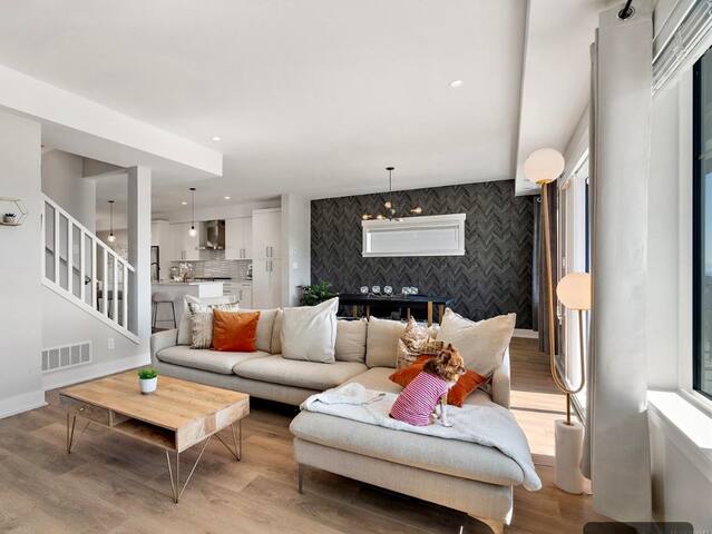 Beautiful home with mountain, ocean & lake views! gallery image 4