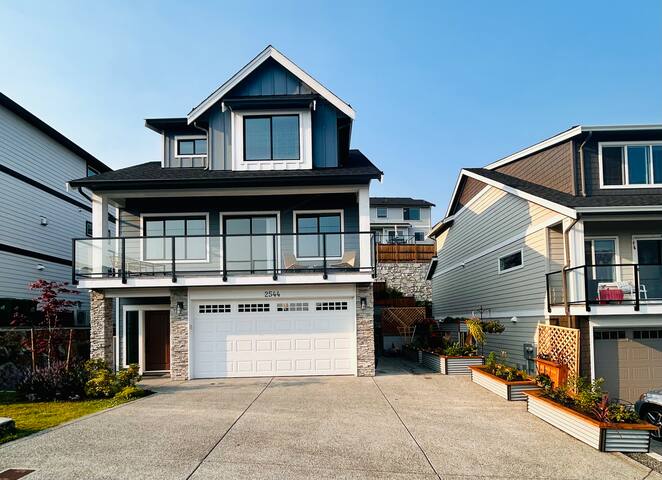 Beautiful home with mountain, ocean & lake views! gallery image 3