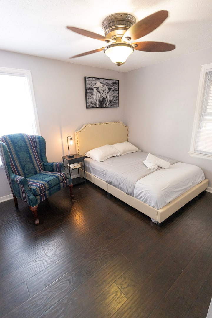 מיטה זוגית עם קצף קשיח בינוני וכיסא נוח 