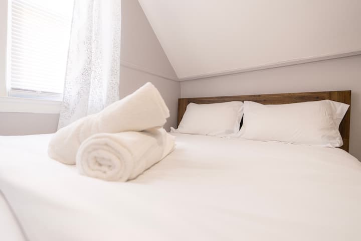 מיטת קווין סייז עם מזרן היברידי ושתי כריות רכות ו -2 כריות קשות 
בחדר יש תריסים ווילונות 