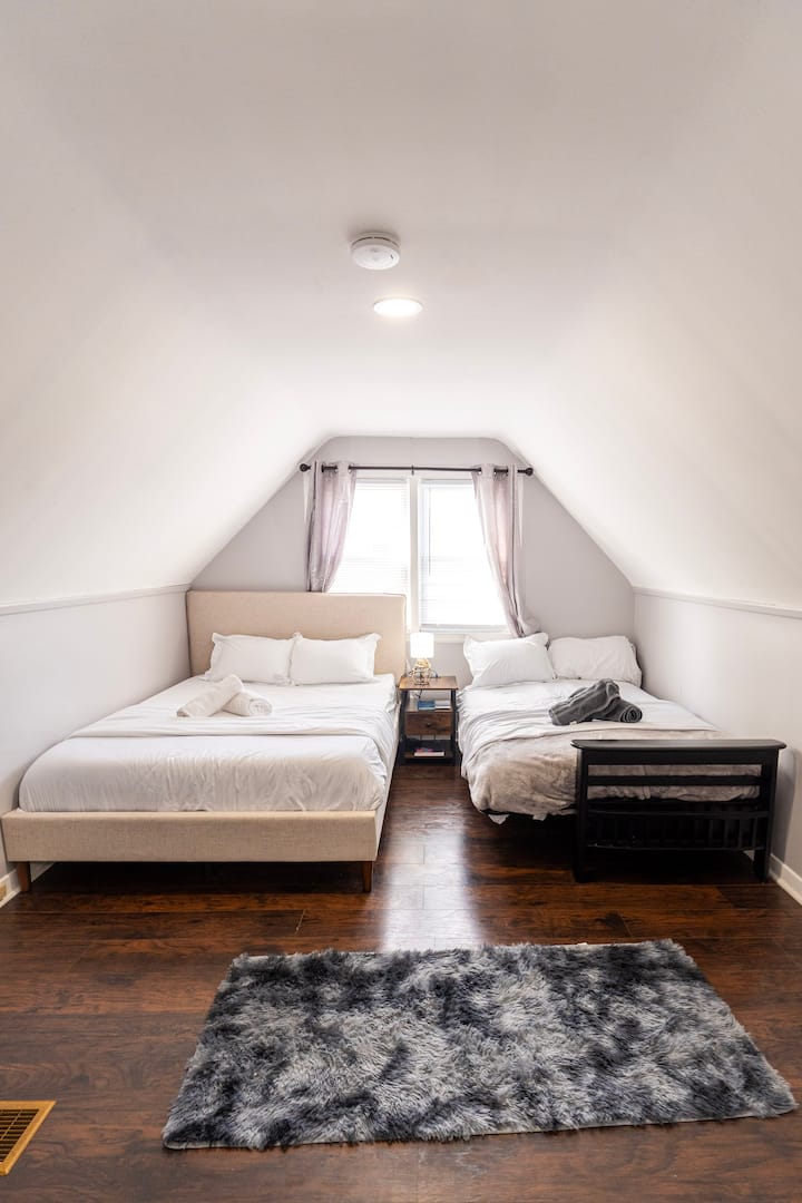 למעלה: מיטת קווין סייז עם קצף זיכרון קשיח בינוני ומיטת פוטון 