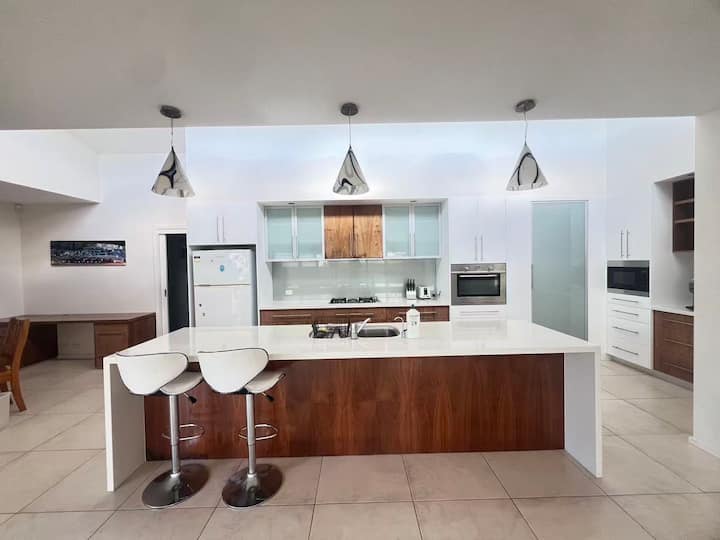 Luxurious House With 4 Bedrooms In Bruce - Belconnen