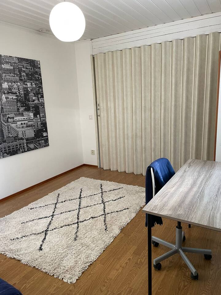 La pared de sorteo está insonorizada.