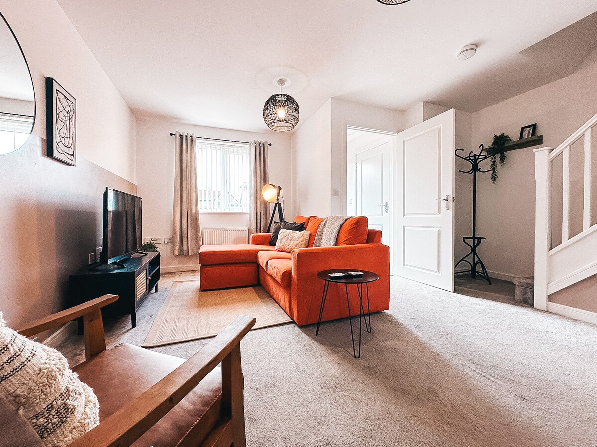 Temper Mill, by Solace Stays (2 Shower Rooms) Houses for Rent in Glan