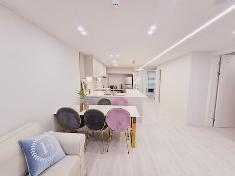 New Friends & Family Group Travel Vacation -Clean, spacious, new three-room, parking, comfortable, f