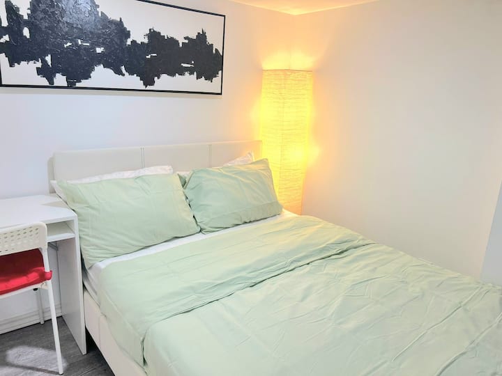 Cozy Private Den In Ajax - Ajax