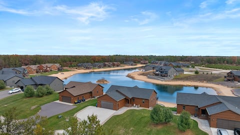 SLEEP 29! 28 miles to Dells! Hot tubs & fire pits