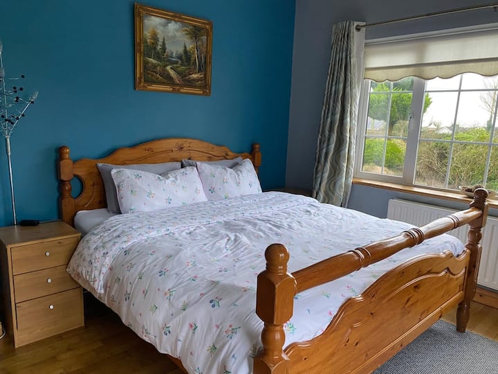 Cette chambre spacieuse se compose d'un lit Super King Size, avec 2 lampes de chevet et une armoire. La chambre est bien éclairée et dispose d'un chauffage/fraîcheur adéquat pour s'adapter à la météo. Une petite table de travail et une chaise peuvent être fournies sur demande. 