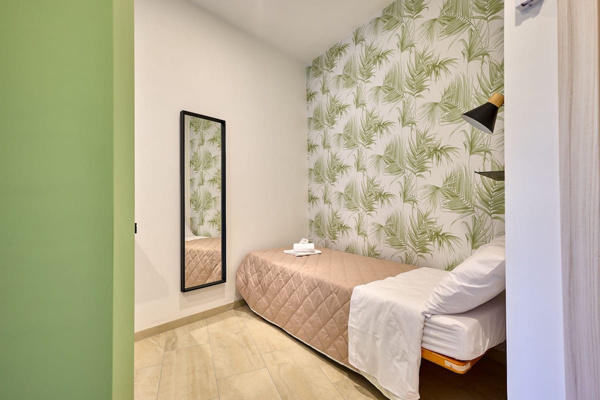SweetGarden Trastevere – Accogliente rifugio con terrazza — Camera da letto 1 1 | Casa vacanze LovedHomes a Roma