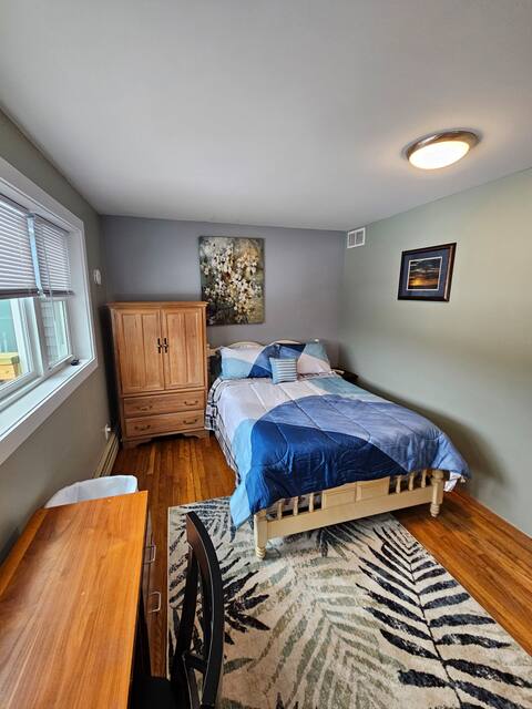 Clean bedroom w/lock Room #4