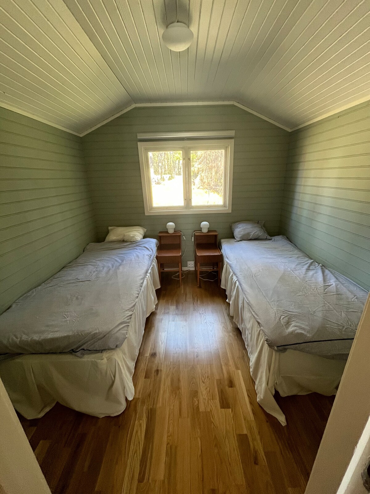 Vitanda viwili vya mtu mmoja katika chumba hiki cha kulala vyenye mlango ambao unaweza kufunga. Kipofu cha magurudumu kinapatikana. 