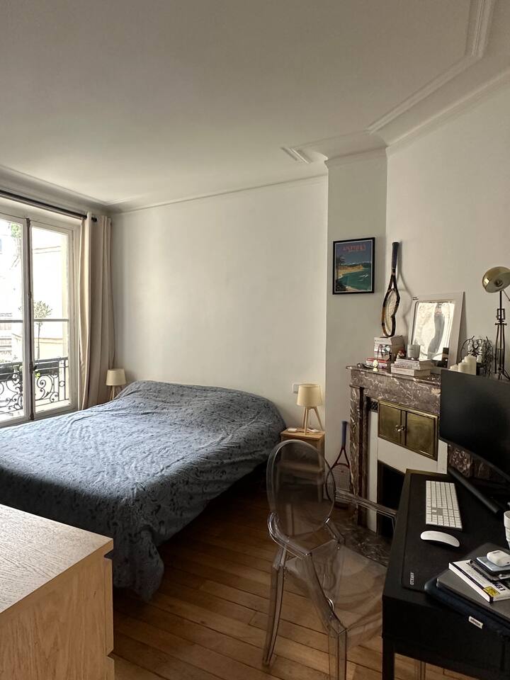 第一间带书桌的卧室。 
加大双人床（ 180x200 ）