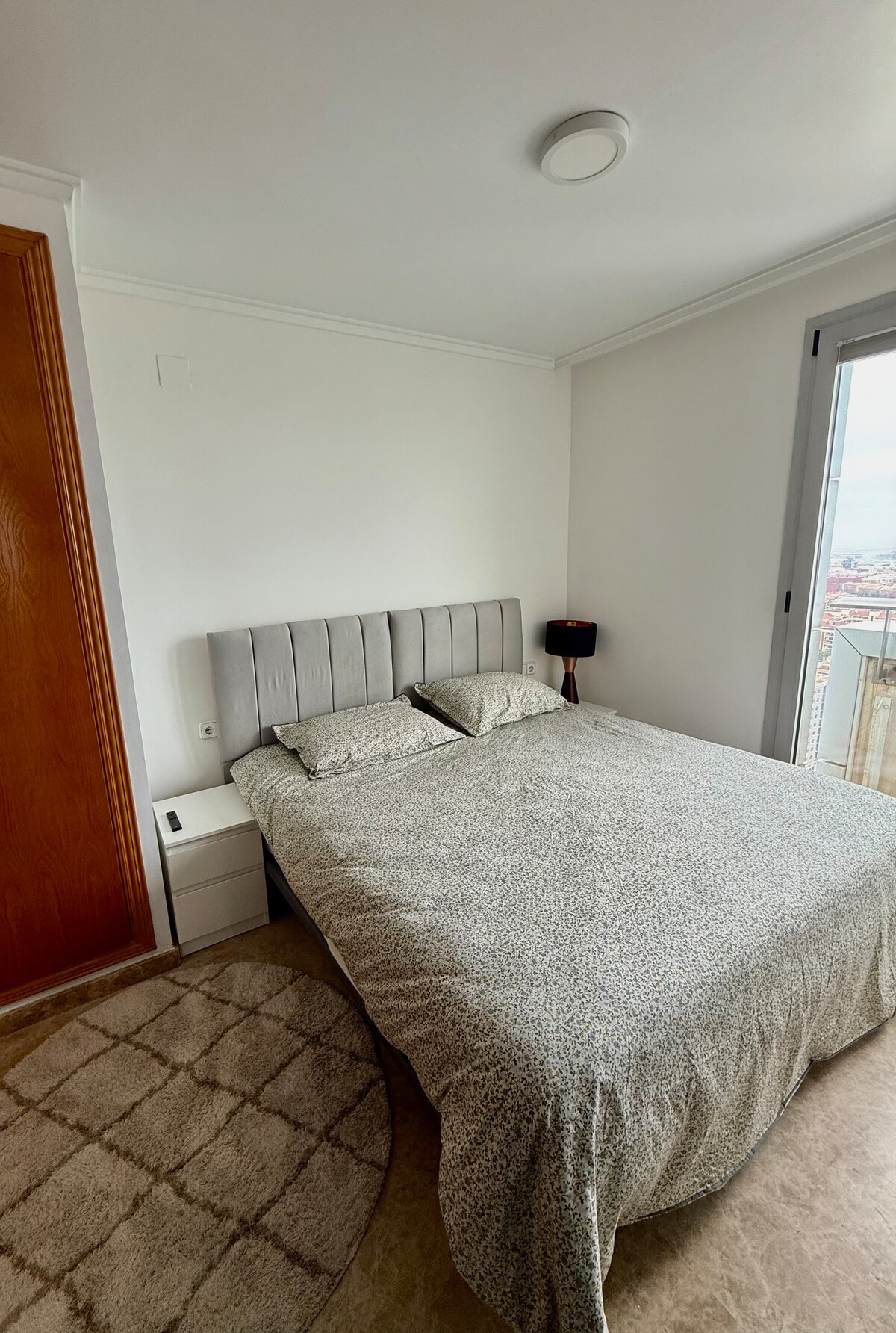 Habitación luminosa con una cómoda cama tamaño king, baño privado y increíbles vistas a la ciudad y al parque.