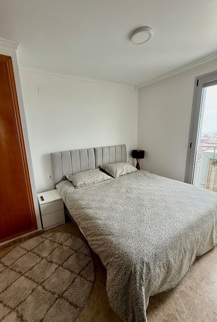 غرفة نوم مشرقة مع سرير مريح بحجم كبير وحمام خاص وإطلالات مذهلة على المدينة والمتنزه.