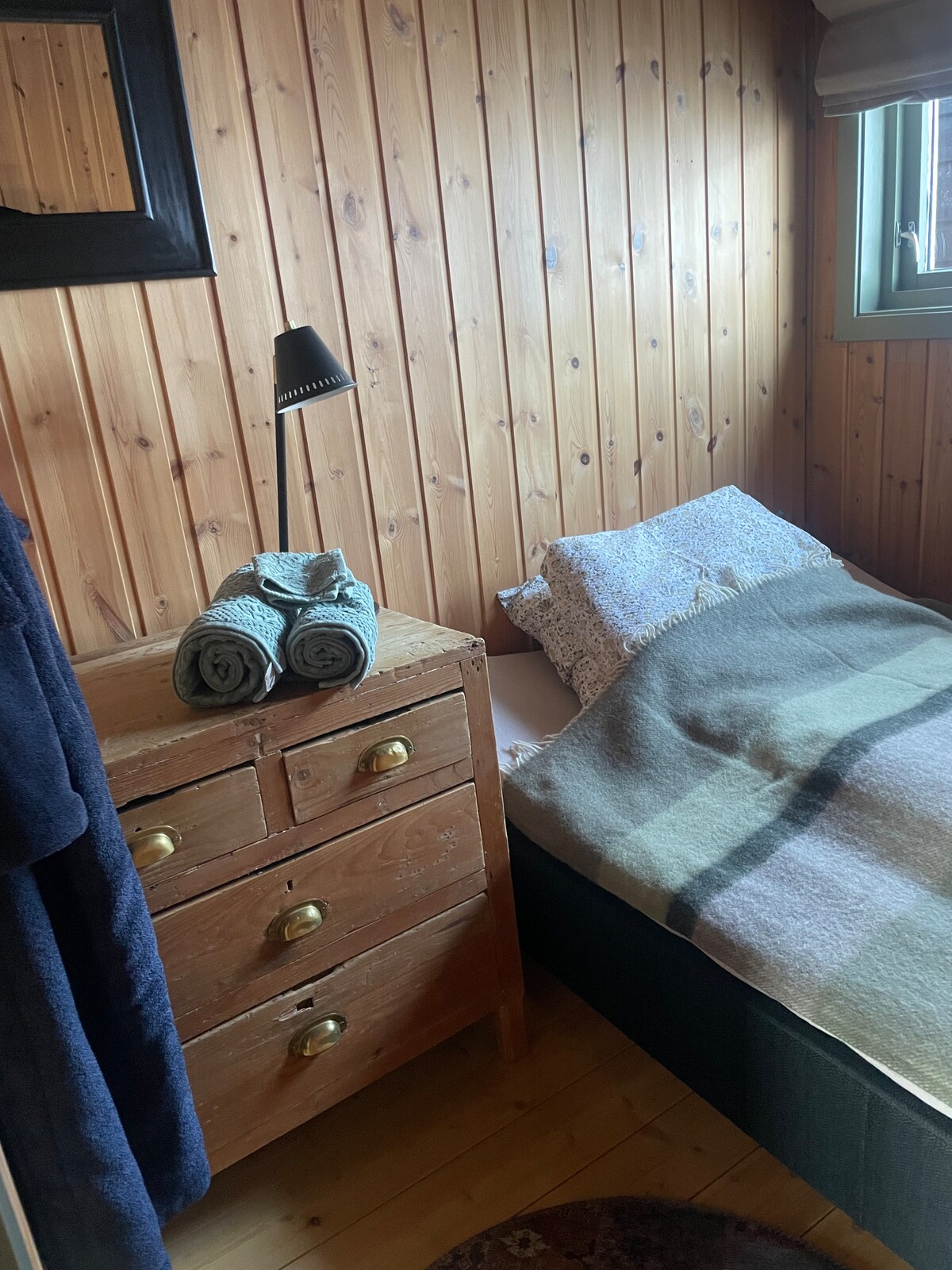 Საძინებელი ერთადგილიანი საწოლით 120 სმ.