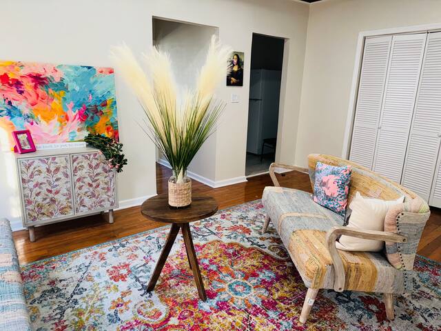 Vibrant 4 bedroom, kitchen, living room, bathroom!