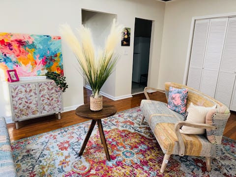 Vibrant 4 bedroom, kitchen, living room, bathroom!