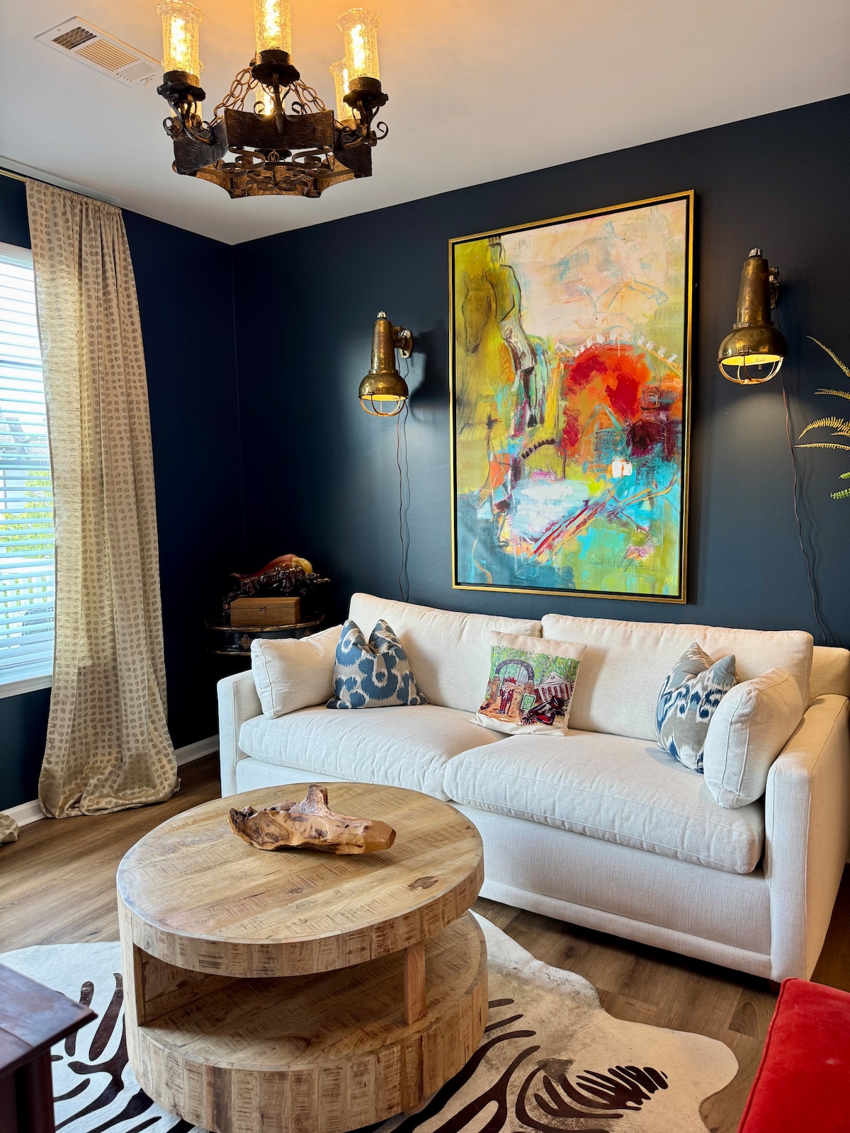 Dhoma e gjumit 3 ofron një atmosferë argëtuese për të parë televizor ose për t 'u çlodhur në ballkonin ngjitur. Një zyrë ngjitur ofron një hapësirë pune në distancë, ndërsa një banjë e plotë ngjitur ofron lehtësi për ata që mund të qëndrojnë në divan me dyshek dopio "queen".