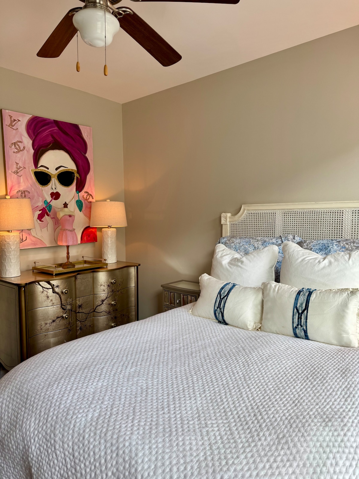 Dhoma e gjumit 2 ofron dekor argëtues parizien, shtroja të rehatshme dhe një banjë ngjitur.  Një dollap i madh dhe sirtarë janë të disponueshëm për sendet personale.