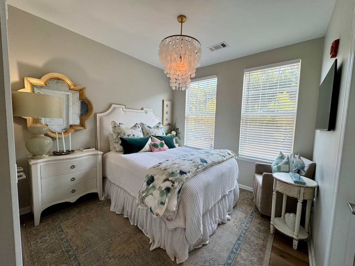 Shtrojat e rehatshme ofrojnë një gjumë të mrekullueshëm gjatë natës.  Sirtarët dhe një dollap i madh ofrojnë hapësirë për të vendosur sendet e tua.