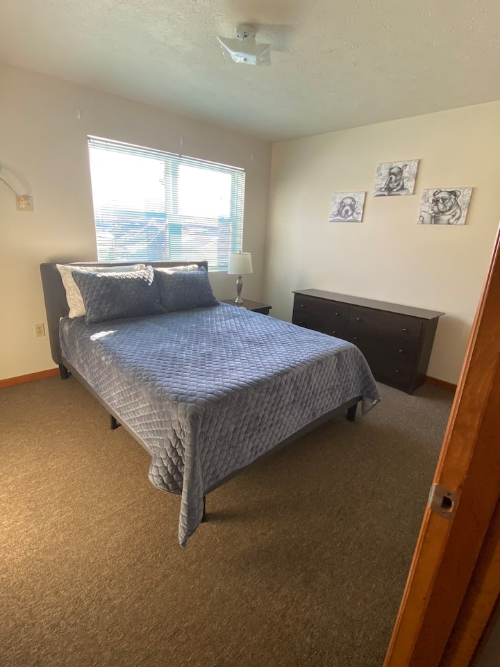 Quarto com cama queen size.