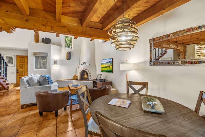 Santa Fe Soul: Vigas, Kivas & Modern Luxury Haven - Santa Fe, NM
