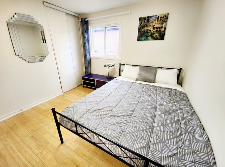 2楼- 2号卧室-在舒适的标准双人床上醒来，配有宽敞的衣柜