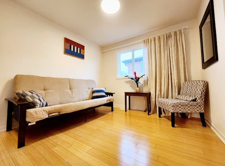 2楼-多功能客房

选项A -卧室将日式床垫改造成双人床

选项B -带日式床垫的休息室

选项C -带办公桌、椅子和关闭门的办公室

请在入住时告知我们您的情况！