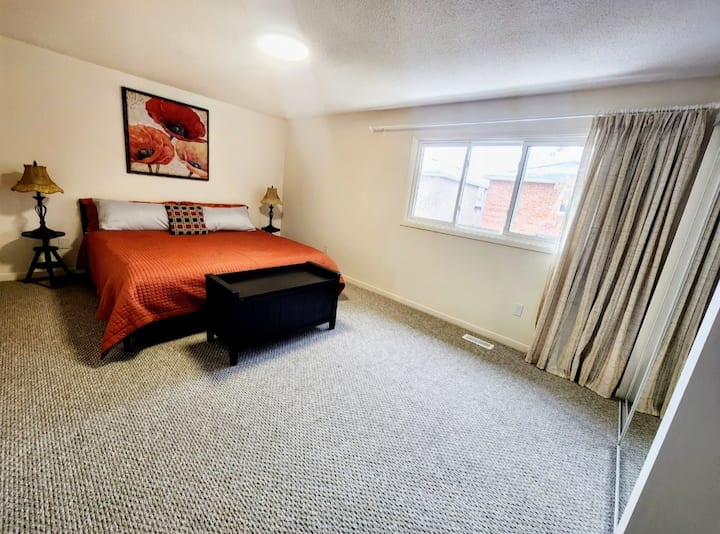 2楼- 1号卧室-您的宽敞主卧室，配有一张加大双人床！