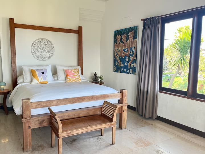 Chumba cha kulala cha ghorofa kilicho na kitanda kikubwa cha starehe chenye mashuka na matandiko bora. Chumba kilichoambatishwa. Roshani ya kujitegemea yenye mandhari ya kupendeza. 
