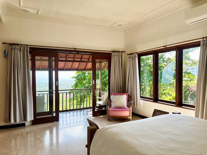 Chumba cha kulala cha ghorofa kilicho na kitanda kikubwa cha starehe chenye mashuka na matandiko bora. Chumba kilichoambatishwa. Roshani ya kujitegemea yenye mandhari ya kupendeza. 