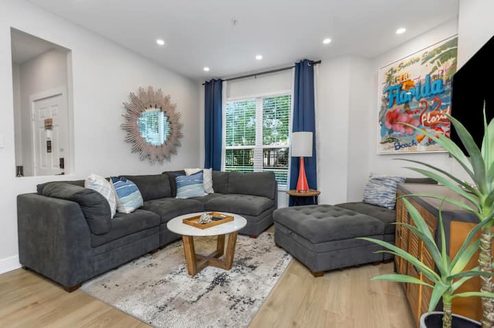 Sebule yenye nafasi kubwa, televisheni ya inchi 55, kochi la kawaida, sakafu za kifahari za Cali na mandhari ya bwawa na bustani. Kila kitu unachohitaji ili kupumzika .