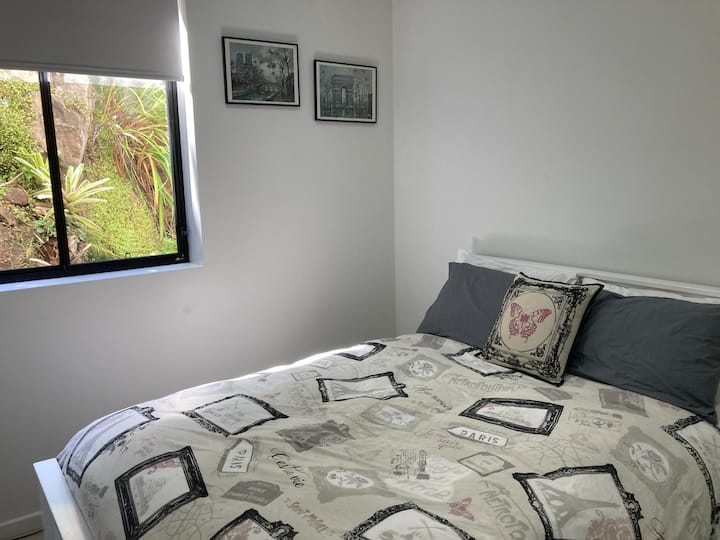 חדר שינה עם מיטה זוגית וחלוק מילה