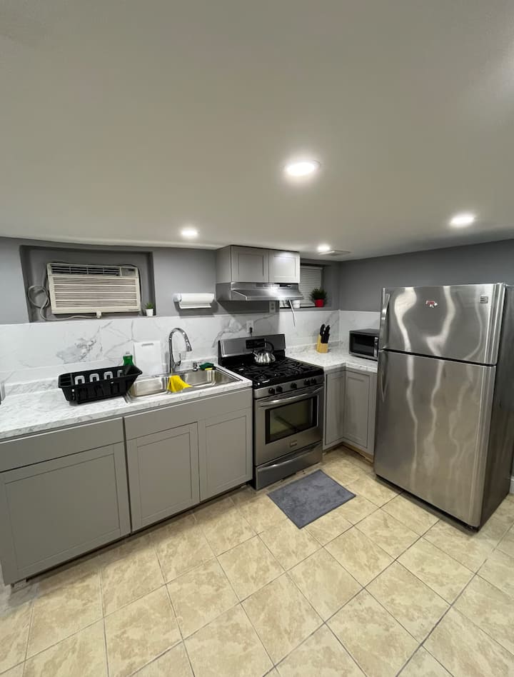 2 Bedroom Apartment Near Airport - Staten Island Zoo, Staten Island