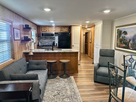 Cameron's "Cabana"
2BR,1Bath,pets ok 4 guests 3 TV