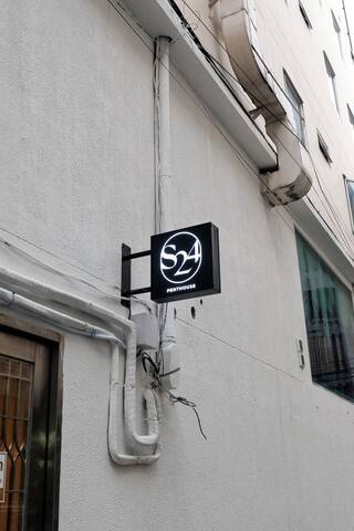 Upscale 3bed 3bath suite 1 min to BTS Prompong gallery image 2