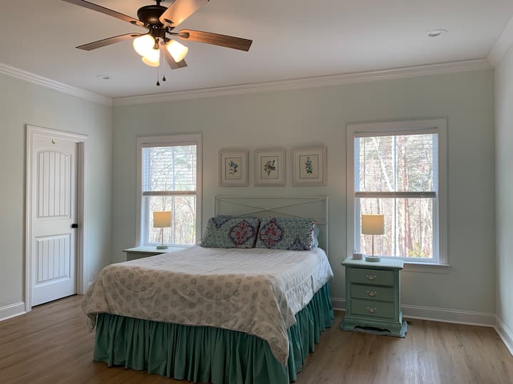 Glavna spavaća soba ima madrac od memorijske pjene za bračni krevet.