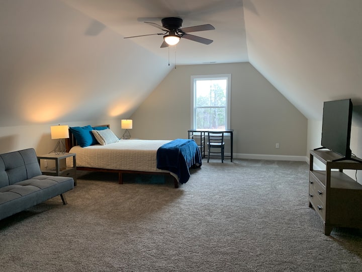 Ova spavaća soba na katu ima madrac od memorijske pjene Queen.  Kauč na lijevoj strani spušta se u krevet veličine 36 x 65 ”, posteljinu na zahtjev. Pogledajte drugu fotografiju kako biste vidjeli kauč pretvoren u krevet.