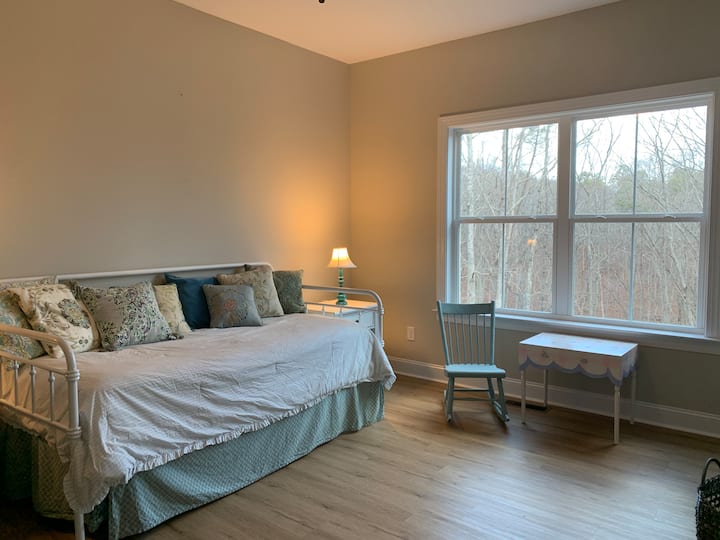 Ovaj krevet za jednu osobu ima krevet na rasklapanje koji ima drugi krevet za jednu osobu.