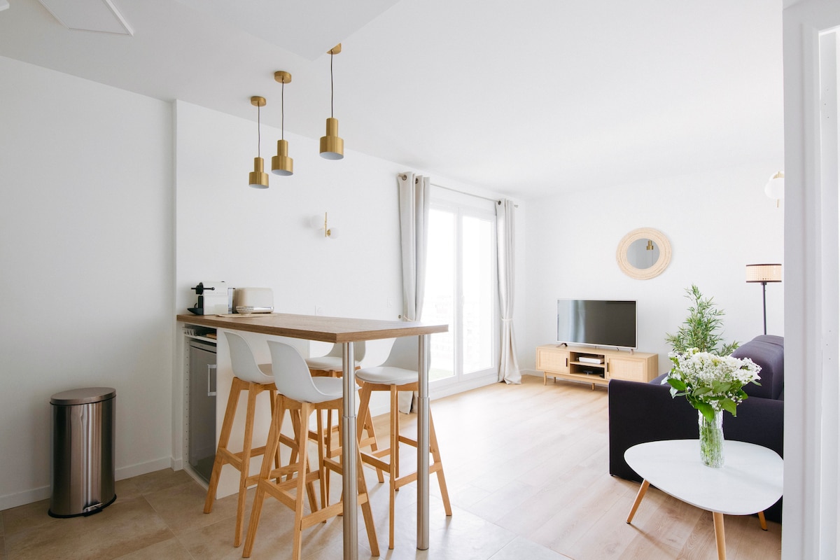 Successful Airbnb property: Modern apartment Terrace Parking, Paris La Défense in Courbevoie
