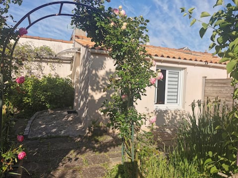 Top performing Airbnb: Independent studio near Airport and Nantes in Rezé