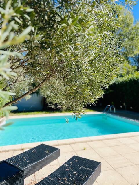 Quiet air-conditioned house with pool near beaches