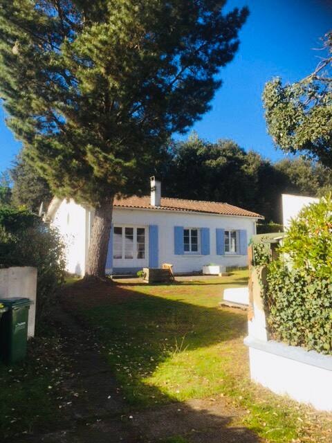 3 bedroom house 300m from the beach.