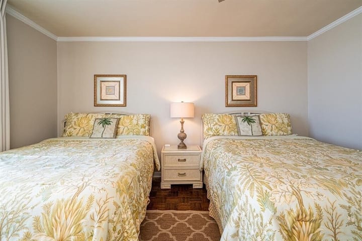 Velika druga spavaća soba s dva bračna kreveta i dovoljno prostora u ormaru