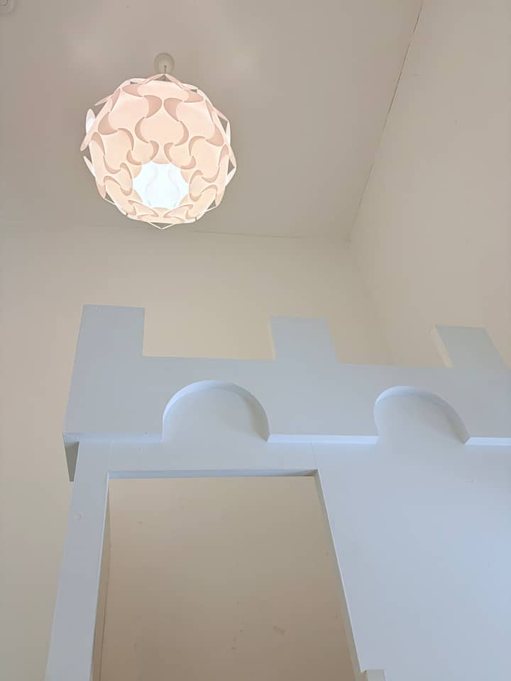 Mnara wa binti mfalme kwa ajili ya watoto katika chumba hiki cha kulala