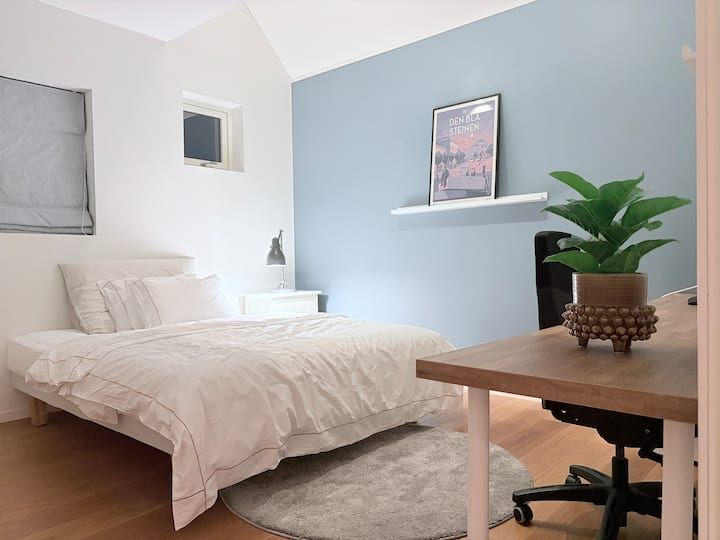 Kitanda cha watu wawili. Kinaweza kugawanywa kuwa vitanda viwili vya mtu mmoja. Dawati na kiti. Kabati mbili.