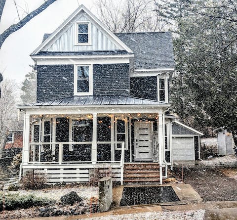 Historic Home w 2 King Beds & FAST Wifi Near Dwntn