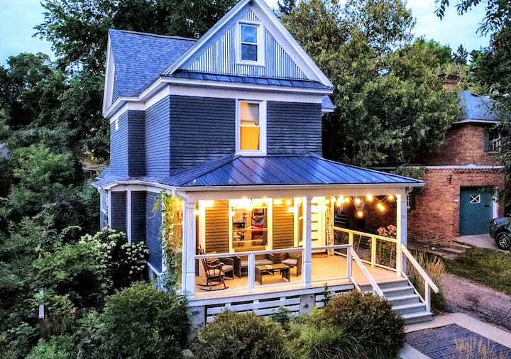 Historic Home w/ Large Kitchen-Comfy Beds-Laundry