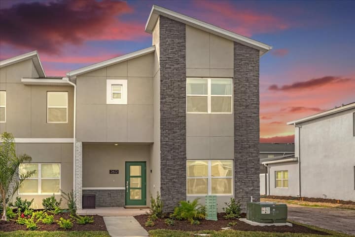 5 Bedrooms/ 4 Bathrooms/ Storey Lake (2612 Rt) - Kissimmee, FL